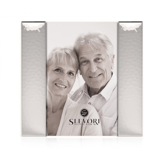 Μοντέρνα κορνίζα με σφυρήλατες λεπτομέρειες