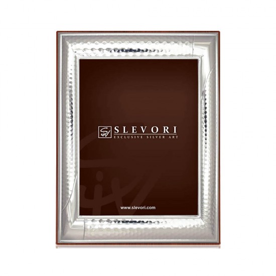 Κλασική κορνίζα με σφυρήλατες λεπτομέριες.